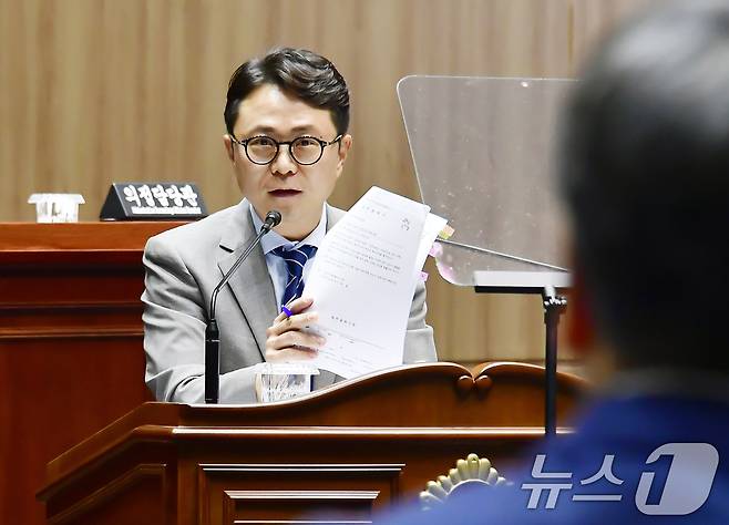 박수기 광주시의원이 15일 임시회 제3차 본회의에서 시정 질문을 통해 '하남산단 1급 발암물질 지하수 오염' 문제를 지적하고 있다.(광주시의회 제공. 재판매 및 DB 금지) 2025.7.15/뉴스1