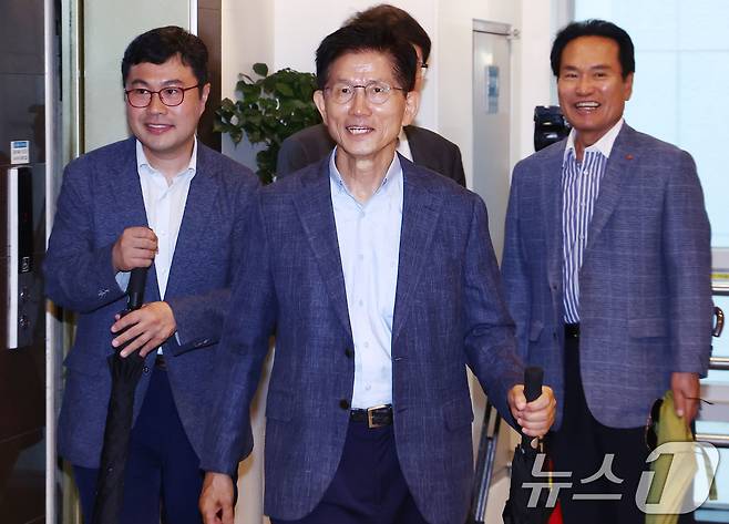 김문수 전 국민의힘 대통령 후보가 20일 대선 후 캠프 관계자들과 오찬을 하기 위해 서울 여의도의 한 중식당으로 들어가고 있다. 2025.6.20/뉴스1 ⓒ News1 김민지 기자