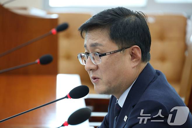 김성환 환경부 장관 후보자가 15일 오후 서울 여의도 국회 환경노동위원회 전체회의장에서 열린 인사청문회에 출석해 의원 질의에 답하고 있다. 2025.7.15/뉴스1 ⓒ News1 이광호 기자