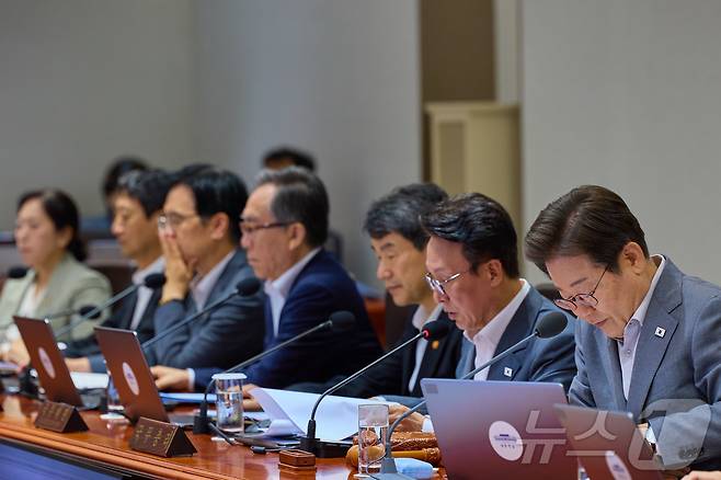 이재명 대통령이 15일 서울 용산 대통령실 청사에서 열린 국무회의에서 자료를 살펴보고 있다. (대통령실 제공. 재판매 및 DB 금지) 2025.7.15/뉴스1 ⓒ News1 이재명 기자