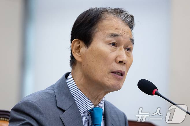 권오을 국가보훈부 장관 후보자가 15일 서울 여의도 국회에서 열린 인사청문회에서 의원 질의에 답하고 있다. 2025.7.15/뉴스1 ⓒ News1 유승관 기자