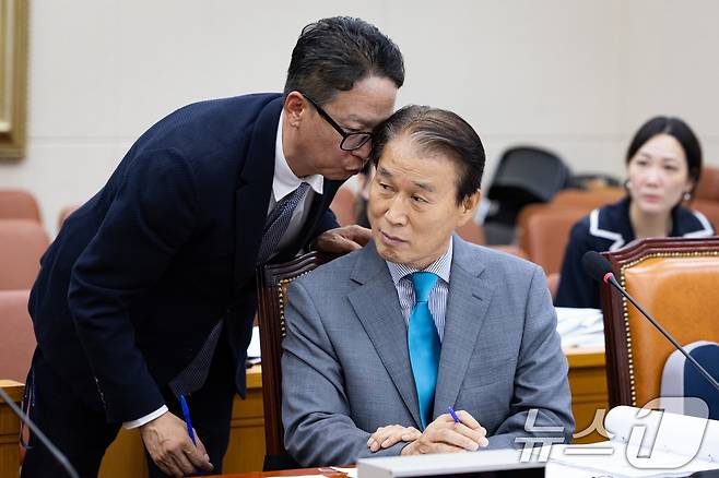 권오을 국가보훈부 장관 후보자가 15일 서울 여의도 국회에서 열린 인사청문회에서 관계자의 보고를 듣고 있다. 2025.7.15/뉴스1 ⓒ News1 유승관 기자