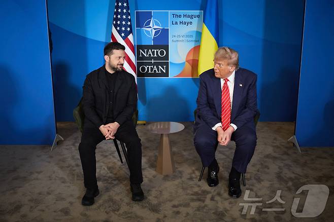 6월 25일(현지시간) 네덜란드 헤이그에서 열린 북대서양조약기구(NATO·나토) 정상회의를 계기로 만난 볼로디미르 젤렌스키 우크라이나 대통령과 도널드 트럼프 미국 대통령. 25.06.25 ⓒ 로이터=뉴스1 ⓒ News1 김예슬 기자