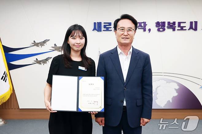 역학조사관으로 임명된 장예지 사천보건소 주무관(왼쪽)과 박동식 사천시장이 기념사진을 찍고 있다.(사천시 제공. 재판매 및 DB 금지)