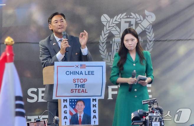 모스 탄(Morse Tan) 리버티대 교수(전 미국 국무부 국제형사사법대사)가 15일 오후 서울 관악구 서울대학교 정문 앞에서 트루스포럼이 개최한 특별강연 연단에 올라 발언하고 있다.