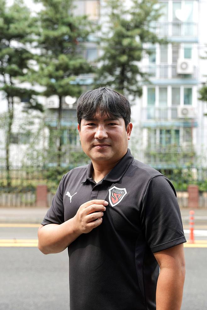 Pohang U-18 (Pohang Steel) Hwang Ji-soo is pointing to the emblem after the interview on the 14th. Photo ｜ Korean Professional Football Federation