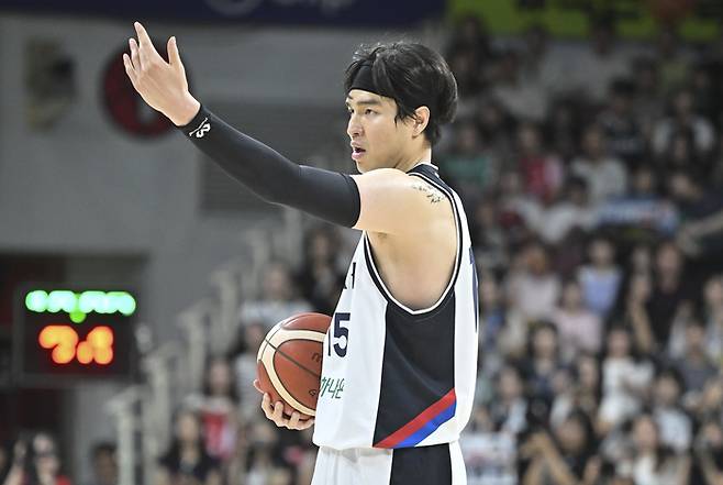 대표팀 김종규가 11일 안양 정관장 아레나에서 열린 2025 남자농구 국가대표 평가전 일본과 1차전에서 선수들에게 지시하고 있다. 사진 | 대한민국농구협회