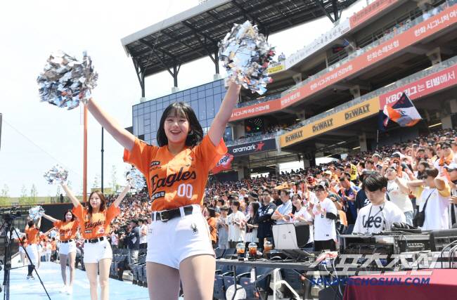 18일 대전 한화생명볼파크에서 열린 SSG-한화전. 한화 이글스가 KBO 최초 홈 18경기 연속 매진 신기록을 세웠다. 팬들이 뜨거운 응원전을 펼치고 있다. 대전=정재근 기자 cjg@sportschosun.com/2025..5.18/