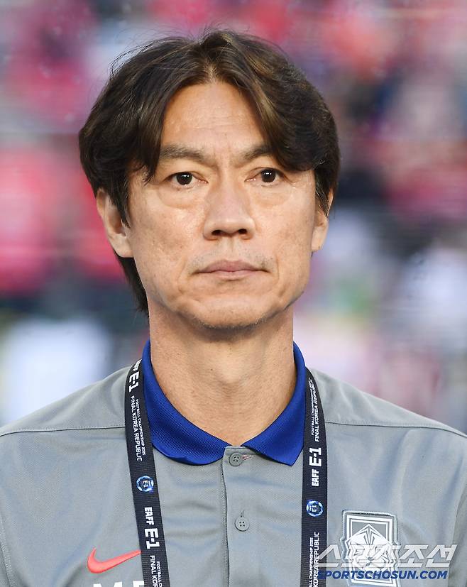 15일 오후 경기도 용인미르스타디움에서 열린 E-1 챔피언십(동아시안컵) 한국과 일본의 경기. 홍명보 감독이 그라운드를 응시하고 있다. 용인=정재근 기자 cjg@sportschosun.com/2025.7.15/