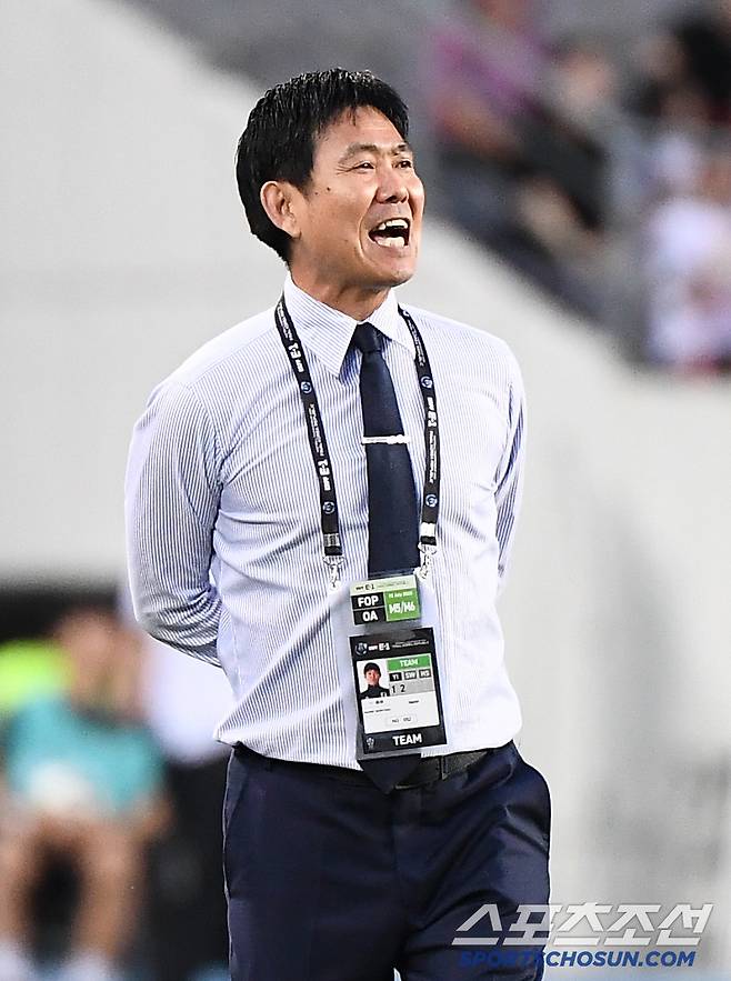 15일 오후 경기도 용인미르스타디움에서 열린 E-1 챔피언십(동아시안컵) 한국과 일본의 경기. 모리야스 감독이 선수들을 독려하고 있다. 용인=정재근 기자 cjg@sportschosun.com/2025.7.15/