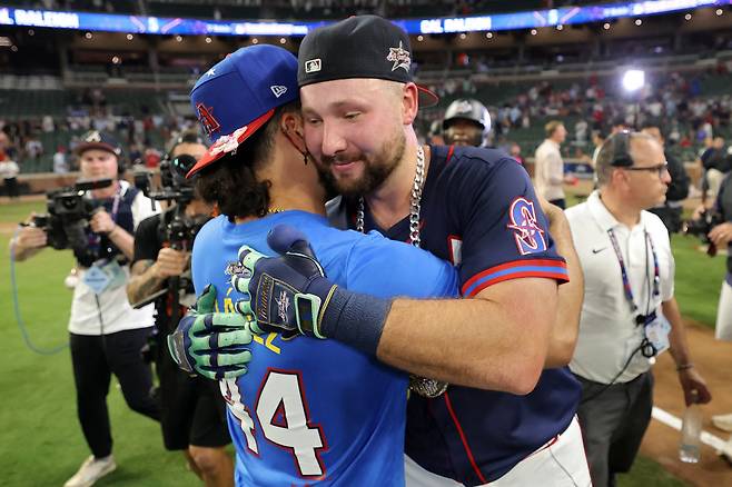 칼 롤리가 홈런 더비 우승을 차지한 뒤 에우헤니오 수아레즈의 축하를 받고 있다. AFP연합뉴스