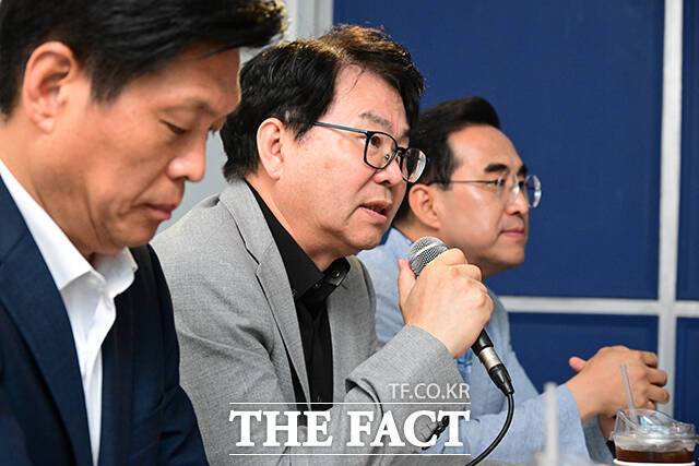 국정기획위원회가 출범 5주 차를 맞아 본격적인 후반전에 돌입하며 최우선 과제로 꼽히는 정부 조직개편에 막판 속도를 내고 있다. 왼쪽부터 조승래 대변인, 이한주 위원장, 박홍근 기획분과장이 13일 오후 서울 종로구의 한 카페에서 열린 기자간담회에 참석해 있는 모습. /남윤호 기자