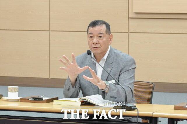 최원철 공주시장이 14일 시청 대백제실에서 열린 ‘2025년 하반기 업무계획 보고회’에서 하반기 역점사업을 점검하고 있다. /공주시