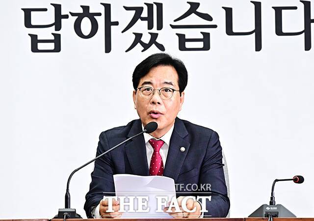 송언석 국민의힘 비상대책위원장이 15일 '보좌관 갑질 의혹'을 받는 강선우 여성가족부 장관 후보자를 향해 "이쯤 되면 본인이 알아서 거취를 판단해야 한다"라며 자진 사퇴를 촉구했다. /배정한 기자