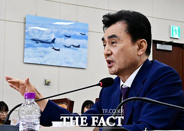안규백 국방부 장관 후보자가 15일 오전 서울 여의도 국회에서 열린 인사청문회에 참석해 질의에 답변을 하고 있다. /국회=배정한 기자