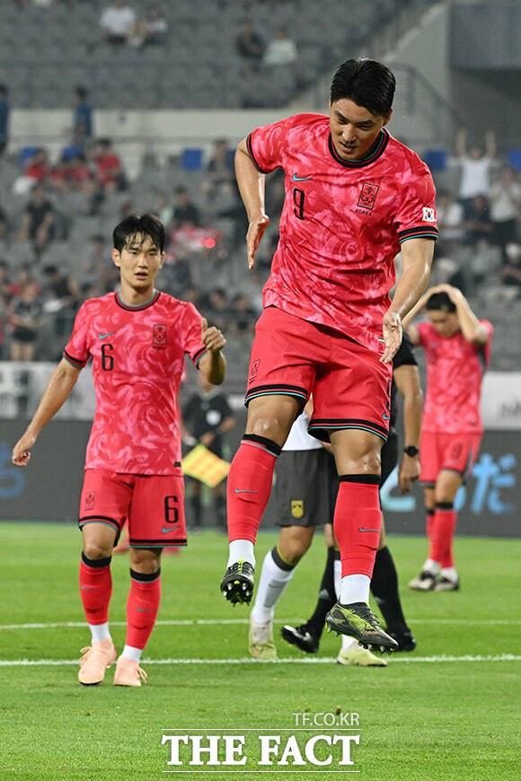 주민규가 일본과 동아시아축구연맹(EAFF) E-1 챔피언십(동아시안컵) 3차전에서 최전방 스트라이커로 스타팅 명단에 이름을 올렸다. 사진은 지난 7일 중국전 골 세리머니./용인미르스타디움=남용희 기자