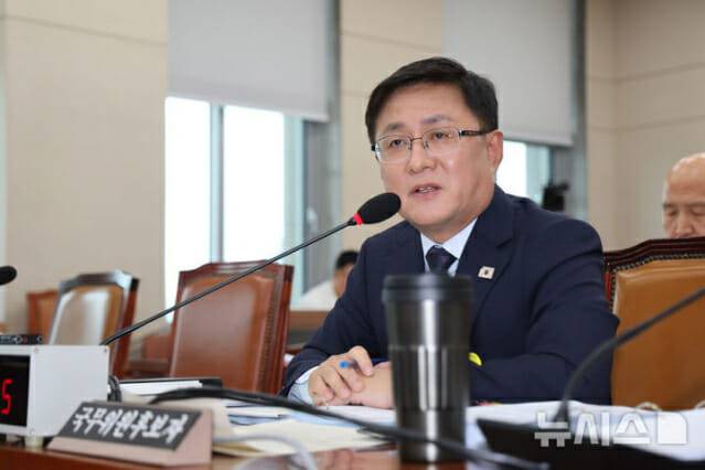 김성환 환경부 장관 후보자가 15일 국회 환노위 인사청문회에서 질문에 답변하고 있다.