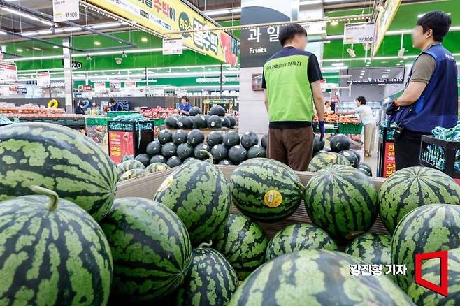 이달 초부터 시작된 때 이른 무더위로 농산물값이 오르는 '히트플레이션' 현상이 나타나며 최근 일주일 새 수박 한 통이 3만원을 넘어서고, 특히 배추나 시금치 같은 더위에 약한 채소 가격이 상승한 가운데 14일 서울 서초구 하나로마트 양재점에 수박이 진열돼 있다. 2025.7.14. 강진형 기자