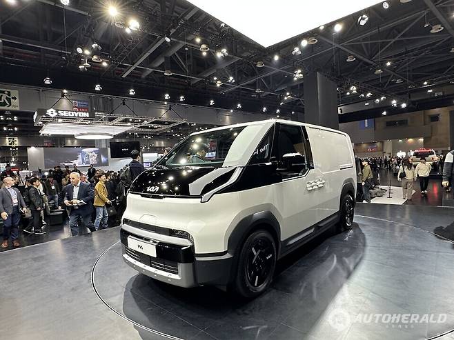 글로벌 물류 기업을 중심으로 친환경, 고기능 모빌리티로 전환이 빨라지고 있다. 사진은 기아가 2025 서울모빌리티쇼에서 공개한 목적기반차(PBV) PV5다. (오토헤럴드 DB)