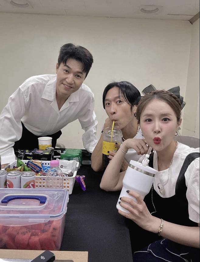 신지, 문원 딸 상속 논란에 “정중히 사양” (사진: 신지 SNS)