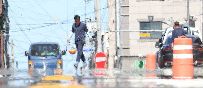<YONHAP PHOTO-4748> 폭염에 지쳐가는 인부들    (대구=연합뉴스) 윤관식 기자 = 폭염이 계속되고 있는 9일 대구 한 공사장 인근에서 인부가 이동하고 있다. 2025.7.9    psik@yna.co.kr/2025-07-09 16:35:05/<저작권자 ⓒ 1980-2025 ㈜연합뉴스. 무단 전재 재배포 금지, AI 학습 및 활용 금지>