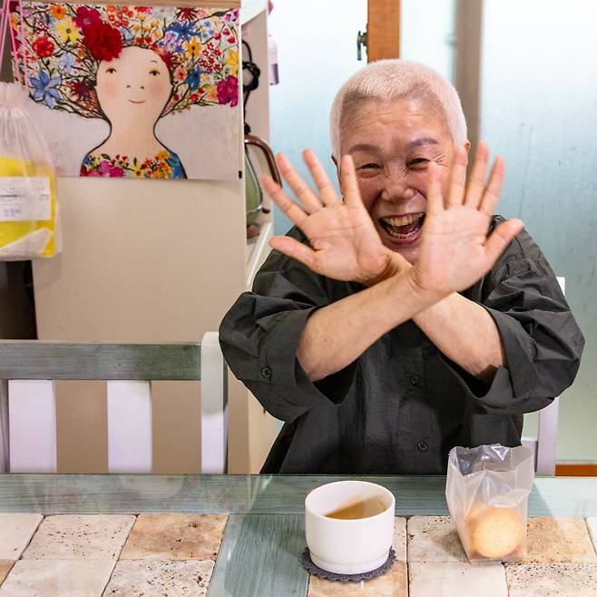 항암 치료 포기 후 활짝 웃음을 다시 찾다. 마지막이라 하늘, 공기, 햇빛, 나무, 친구 만나는 모든 것이 소중하다. 항암 치료 포기 후 집에서, 왼쪽에 진통제 약 봉지도 보인다. 2024. 6월 /사진가 박찬원