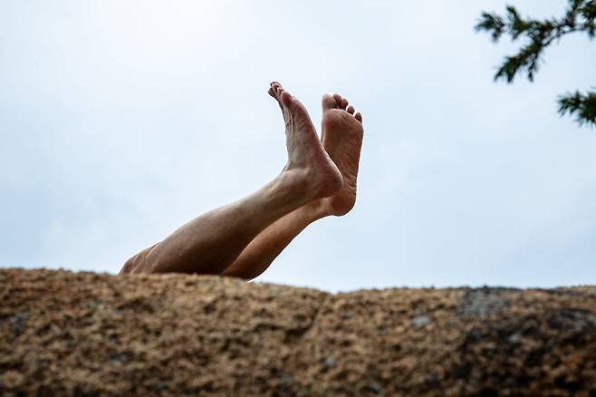 땀 흘려 올라가다 옷을 훌훌 벗고 하늘과 발장구 치며 논다.  족저근막염이라 등산은 안된다지만 아프면 걷는 게 그의 신조다. 그는 자유인이다. 2023. 7월  관악산에서/사진가 박찬원