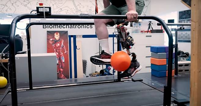 MIT(매사추세츠공대) 연구팀이 개발한 '생체 통합 의족'을 한 장애인이 공을 두 발로 들어 올리는 장면. /MIT 미디어 랩