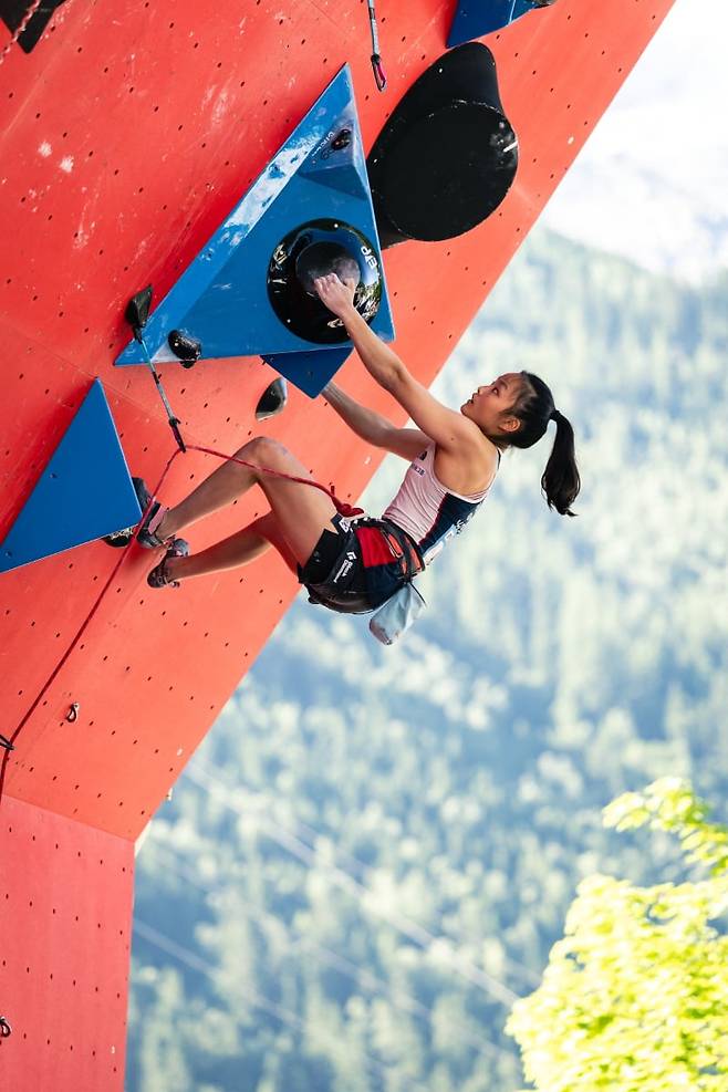 스포츠클라이밍 국가대표 서채현이 프랑스 샤모니에서 열린 '2025 IFSC 스포츠클라이밍 샤모니 리드·스피드 월드컵'에서 리드 부문 1위로 금메달을 획득했다. 사진은 2025 IFSC 샤모니 리드 월드컵에서 등반하고 있는 서채현 /대한산악연맹