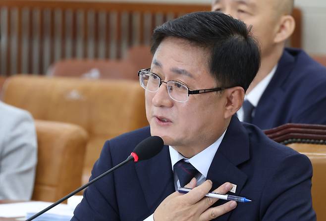 김성환 환경부 장관 후보자가 15일 오전 서울 여의도 국회 환경노동위원회 전체회의장에서 열린 인사청문회에 출석해 의원 질의에 답하고 있다. /뉴스1