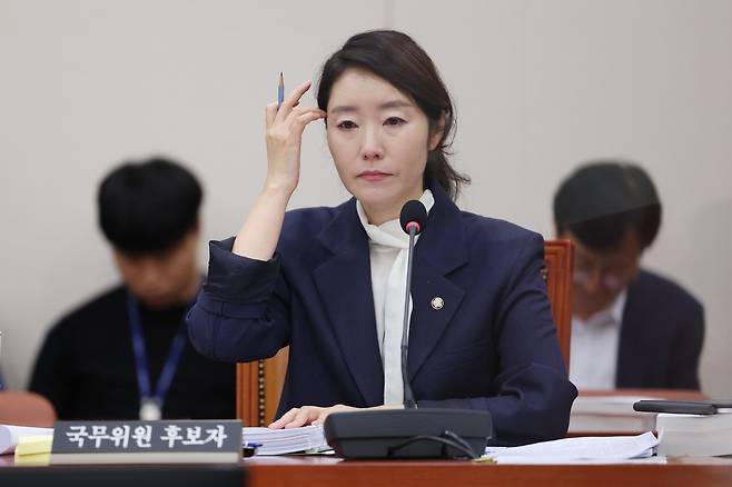 14일 서울 국회의사당에서 강선우 여성가족부 장관 후보자에 대한 인사청문회에서 강 후보자가 머리를 넘기고 있다. / 장련성 기자