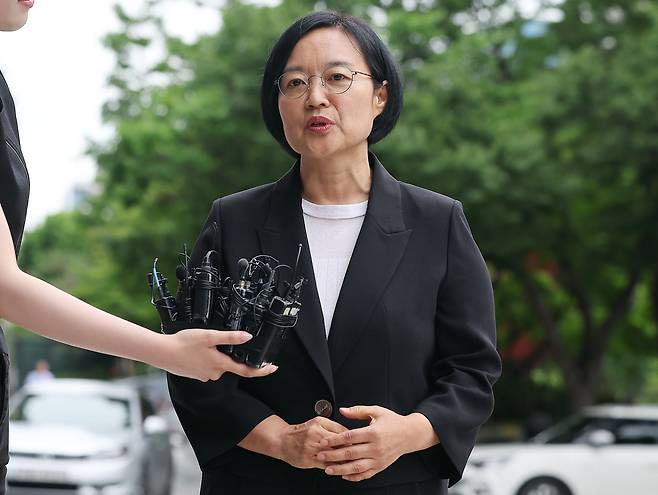 한성숙 중소벤처기업부 장관 후보자가 지난달 24일 오후 서울 영등포구 중소기업기술정보진흥원 수도권평가실 내 인사청문회 준비 사무실로 출근하며 취재진 질문에 답하고 있다./뉴스1