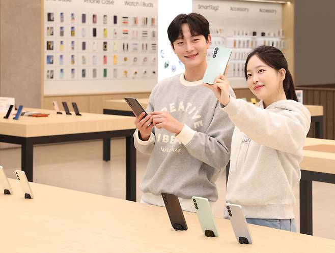삼성전자 모델이 ‘갤럭시 A16 LTE’를 사용하고 있는 모습./삼성전자 제공