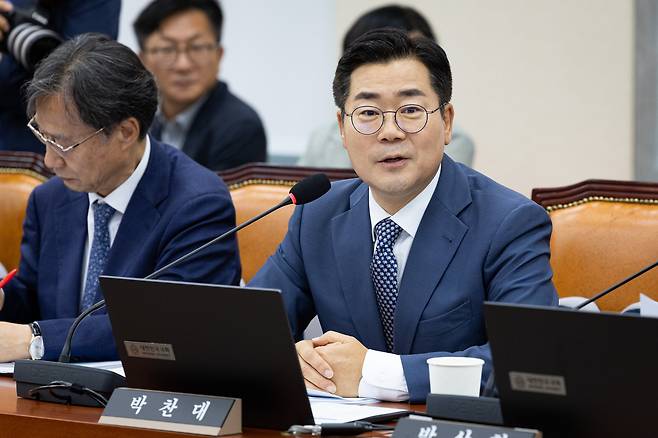 박찬대 더불어민주당 당대표 후보(오른쪽)가 15일 서울 여의도 국회에서 열린 정무위원회의에 참석해 발언하고 있다. /뉴스1