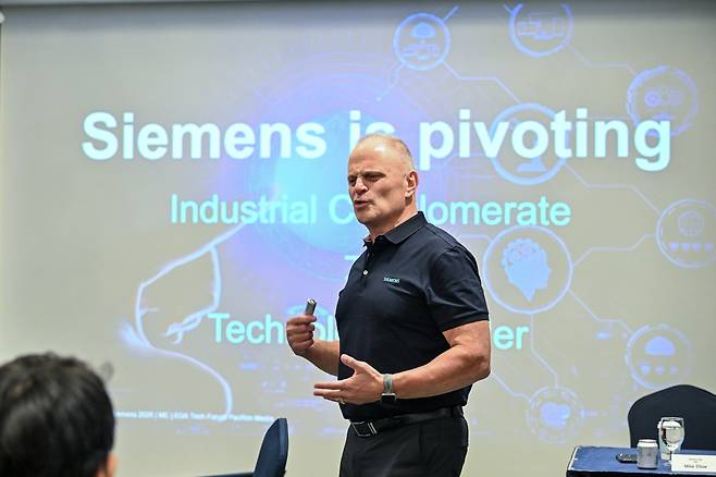 마이크 엘로우 지멘스 EDA 최고경영자(CEO)가 15일 서울 송파구 롯데호텔 월드에서 열린 기자간담회에서 발언하고 있다./지멘스 제공