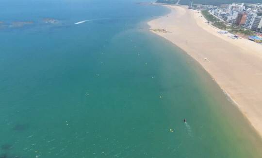 충남도가 해안가 사고예방을 위해 드론을 이용해 예찰활동을 펼치고 있다. 충남도 제공.