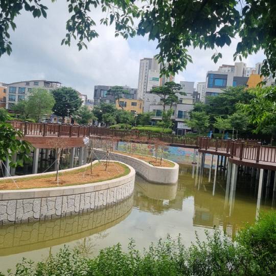 서산의 지형을 형상화한 콘크리트 조형물