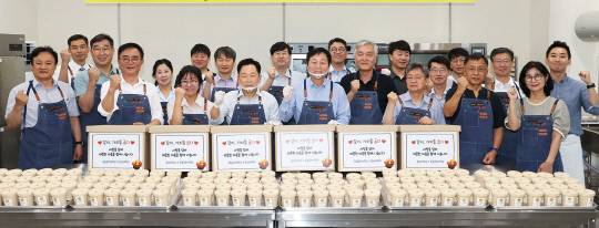 국립공주대학교와 충남대학교는 공주시에서 지역사회와의 연대를 구체화하고 국립대학의 책임를 실천하기 위하여 '빵 나눔 봉사활동'을 공동으로 진행해 지역사회에 따뜻한 온기를 불어넣고 있다. 사진=공주대 제공