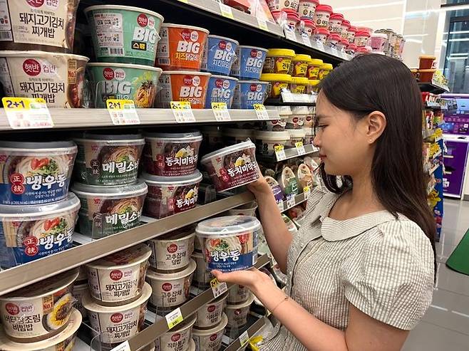 고객이 CU에서 면요리 제품을 살펴보고 있다.ⓒCU