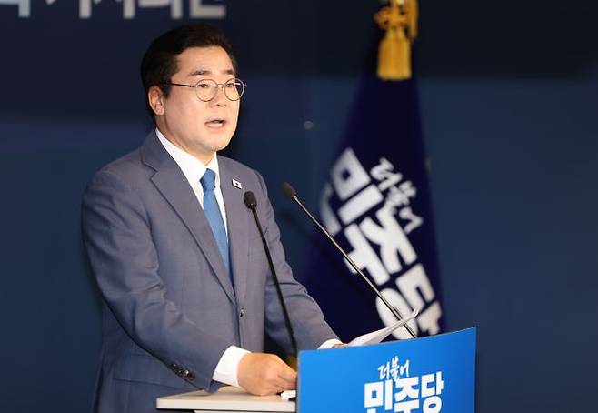 더불어민주당 당대표 선거에 출마한 박찬대 의원이 10일 오전 서울 여의도 더불어민주당 중앙당사에서 후보자 등록을 한 뒤 기자회견하고 있다. ⓒ뉴시스