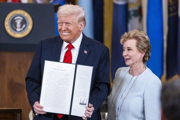 지난 3월 20일 미국 워싱턴DC 백악관 이스트룸에서 도널드 트럼프(왼쪽) 미국 대통령이 린다 맥마흔 교육부 장관이 지켜보는 가운데 교육부를 대폭 축소하는 내용의 행정명령에 서명한 뒤 활짝 웃으며 들어보이고 있다. ⓒ EPA/연합뉴스