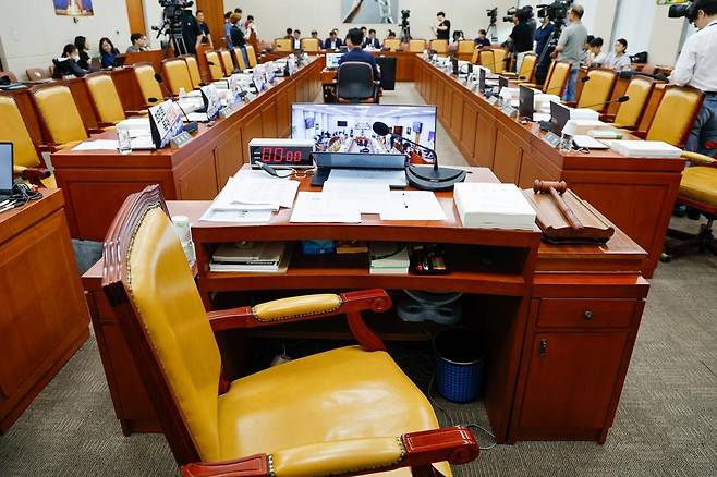 14일 오전 서울 여의도 국회 과학기술정보방송통신위원회에서 배경훈 과학기술정보통신부 장관 후보자 인사청문회가 파행되고 있다. 이날 국민의힘 의원들이 의원석에 과방위원장 비판 문구가 적힌 피켓을 붙이자 최 위원장이 산회를 선언했다. 2025.7.14/뉴스1