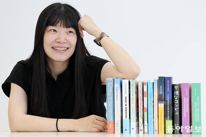 각종 북 토크, 인터뷰, 해외 도서전 일정을 24시간 함께하는 부부의 ‘케미’는 어떨까. ‘불편한 편의점’ 김호연 작가의 매니저이자 부인인 김미쇼 대표는 “둘 다 사과가 빠르고 소고기 한 끼에 털어버리는 편”이라고 했다. 전영한 기자 scoopjyh@donga.com