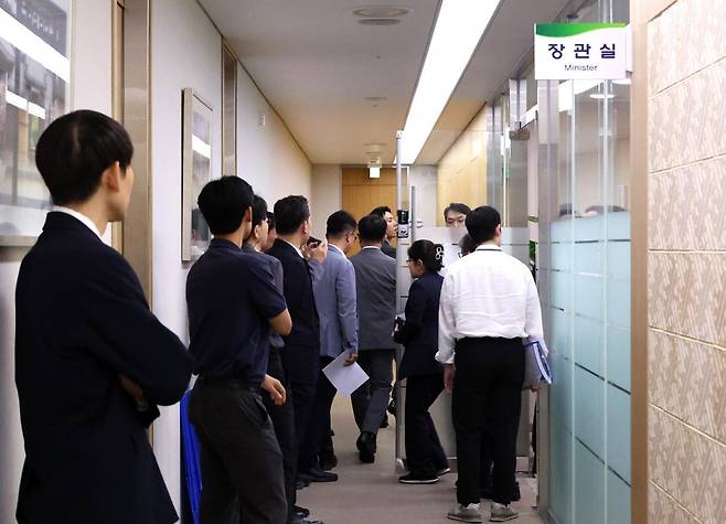 14일 오전 김건희 여사 의혹을 수사 중인 김건희 특검팀(특별검사 민중기)이 ‘양평고속도로 노선 변경 특혜 의혹’과 관련해 세종시 국토교통부 도로정책과와 용역업체 사무실 등 10여 곳에 대해 압수수색을 벌였다. 이날 정부세종청사 국토부 건물에 들어서는 특검 수사관들의 모습. 세종=뉴시스