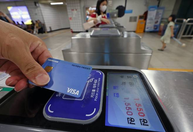 한 시민이 29일 서울 시내의 한 지하철역 개찰구에서 교통카드를 태그하고 있다. 지난 28일부터 서울·인천·경기 지하철을 탈 때 교통카드 기본요금이 기존 1400원에서 1550원으로 150원 인상됐다. 2025.06.29. 서울=뉴시스