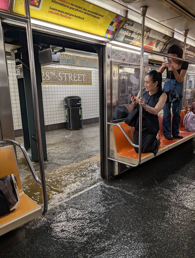 15일(현지 시간) 미국 뉴욕 맨해튼의 28번가 지하철역에서 폭우로 인해 지하철 안까지 물이 흘러 넘치고 있다. 뉴욕시는 전날 오후 7~8시 시간당 5cm가 넘는 비가 쏟아져 역대 두 번째로 많은 시간당 강수량을 기록했다고 밝혔다.사진 출처 Juan Luis Landaeta의 X 캡처
