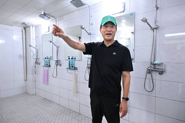 오세훈 서울시장이 ‘아침현장소통’ 첫날인 15일 서울 중구 중부공원여가센터 지하 2층에 마련된 남산 샤워장을 점검하고 있다. [연합뉴스]