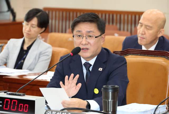 김성환 환경부 장관 후보자가 15일 국회 환경노동위원회 회의실에서 열린 환경장관 후보자 인사청문회에서 위원 질의에 답하고 있다.<연합뉴스 사진>