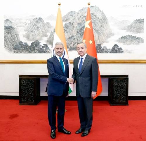 14일 베이징에서 만난 인도-중국 외교장관. 중국 외교부 제공. 연합뉴스