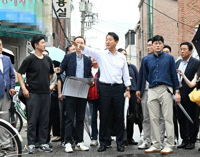 오세훈 서울시장이 14일 신속통합 재개발 지역으로 지정된 서울 광진구 자양4동 현장을 방문해 사업지를 살펴보고 있다. [서울시 제공]